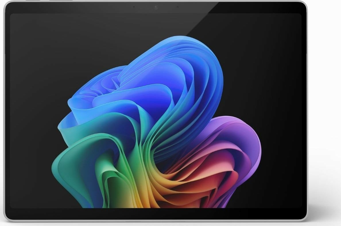 Microsoft Surface Pro 11 Copilot+ PC, zijaanzicht met standaard